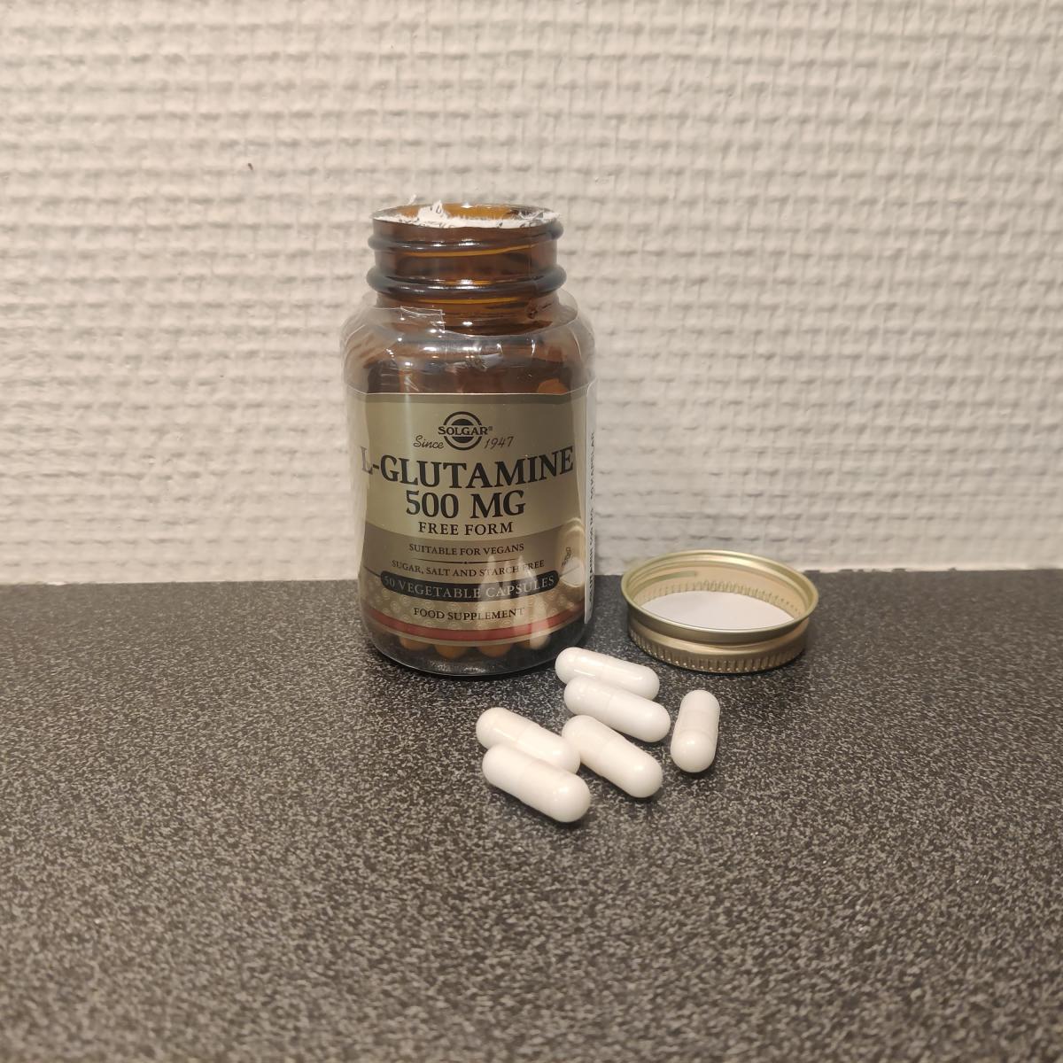 Solgar L-Glutamine på köksbänk med kapslar, taget under vårt test
