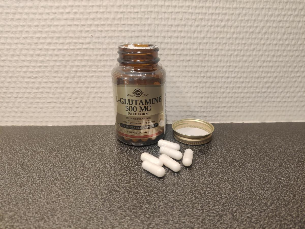 Solgar L-Glutamine på köksbänk med kapslar, taget under vårt test