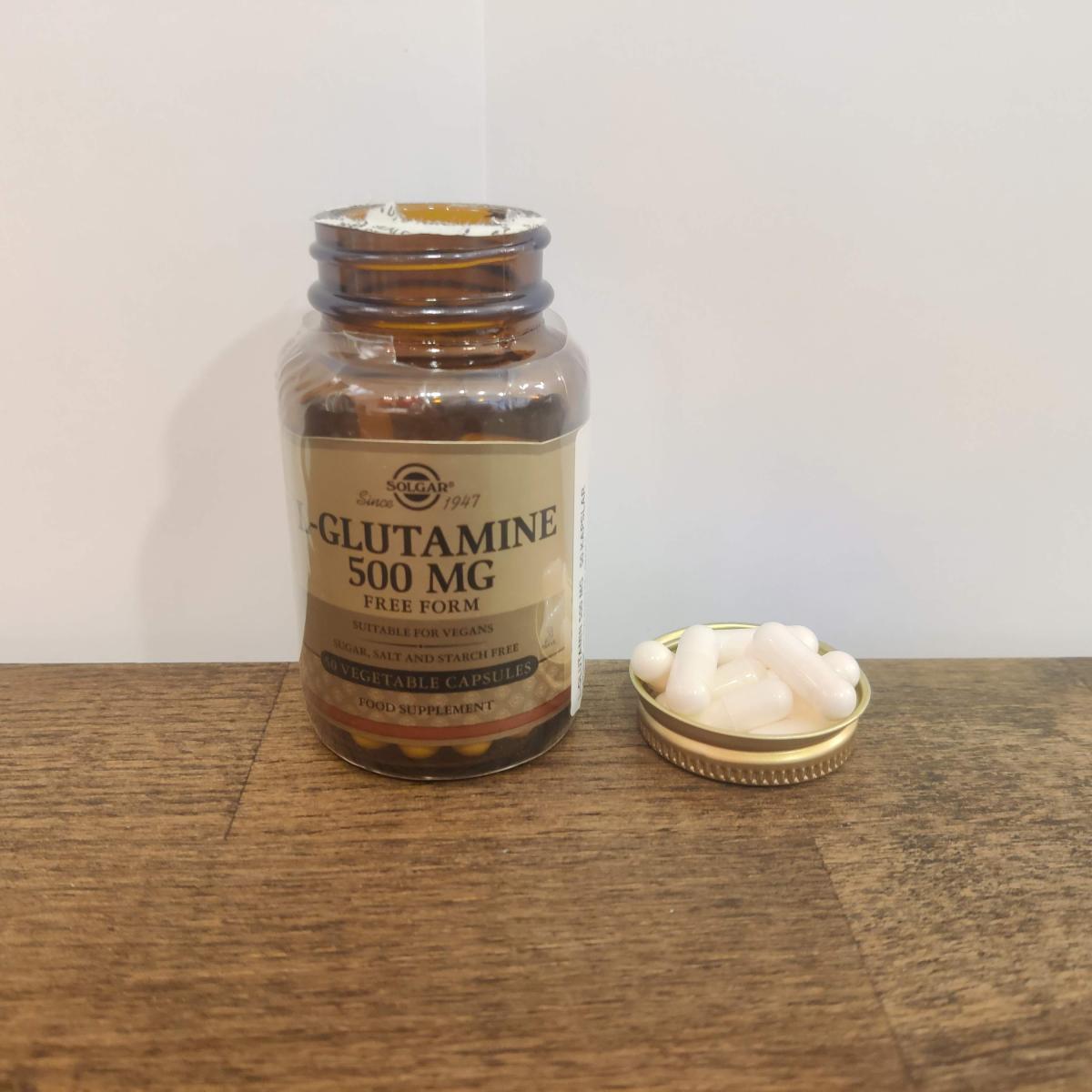 Öppen burk med Solgar L-Glutamine och kapslar bredvid, fotograferat av oss