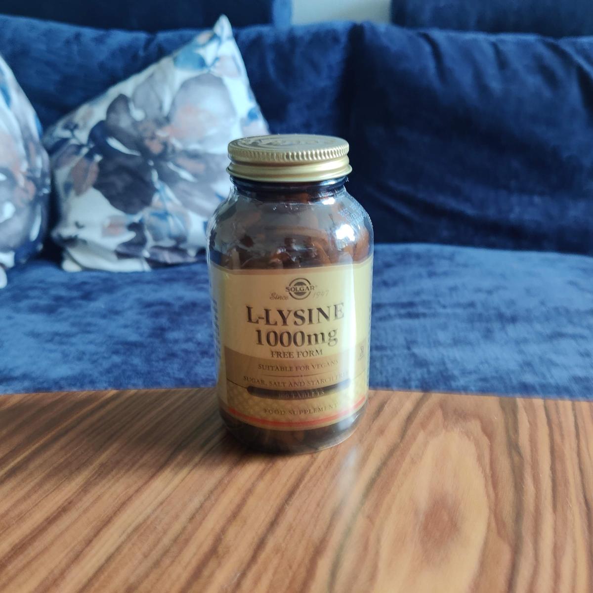 Solgar L-Lysine 1000 mg på soffbordet hemma, fotad av oss under testet