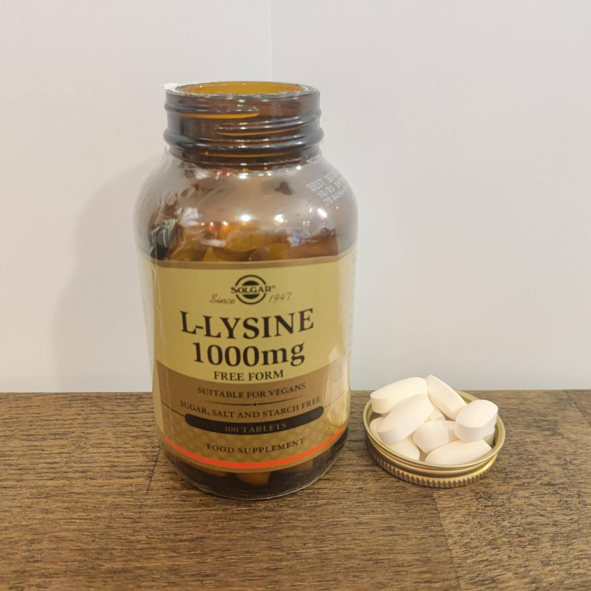 Solgar L-Lysine 1000 mg i närbild med några tabletter bredvid, foto från vårt test