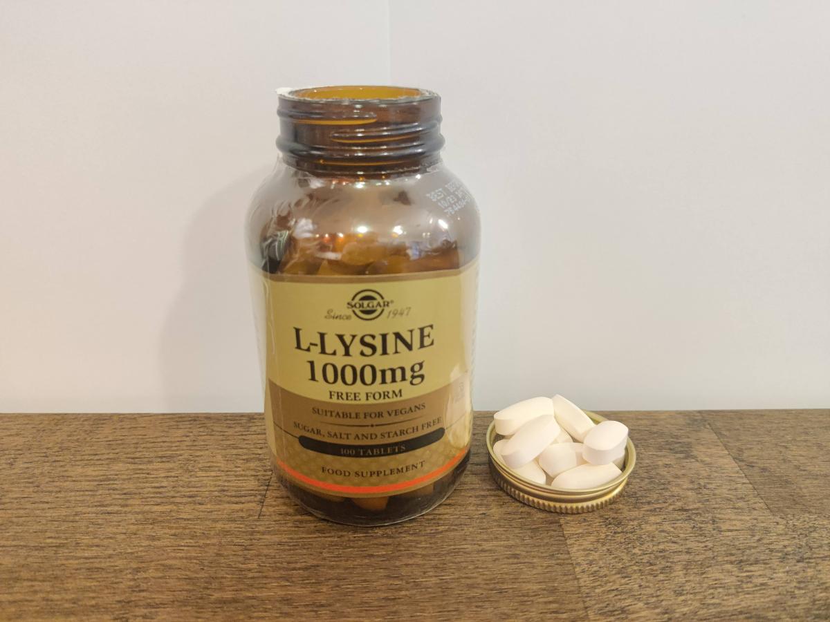 Solgar L-Lysine 1000 mg i närbild med några tabletter bredvid, foto från vårt test