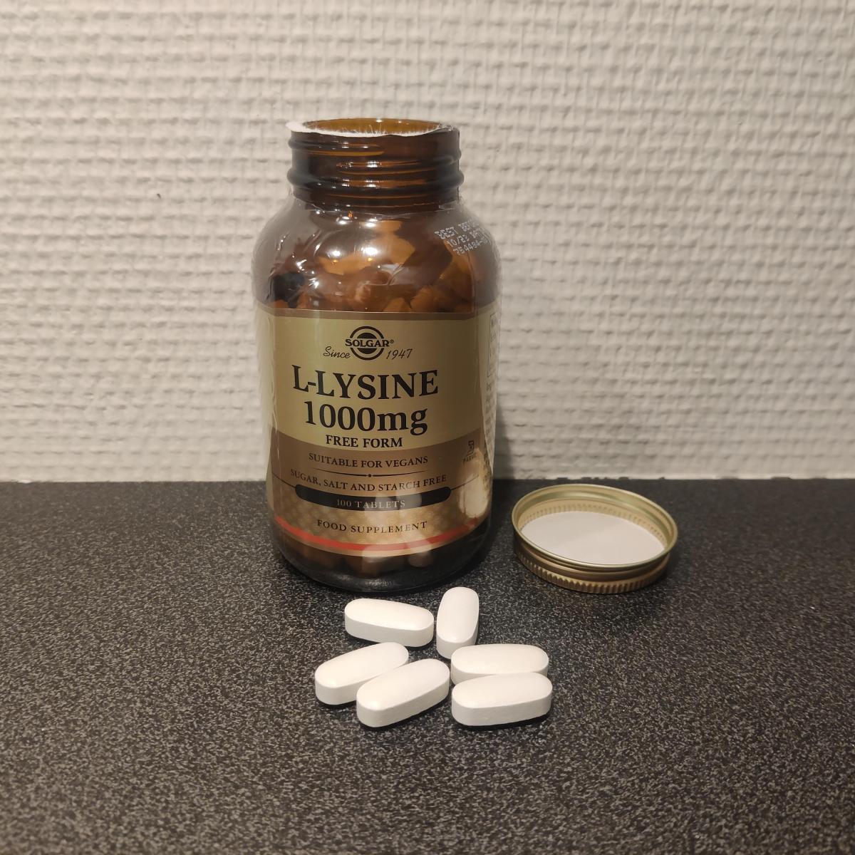 Solgar L-Lysine 1000 mg öppnad burk med tabletter på bänken, tagen av oss under testet