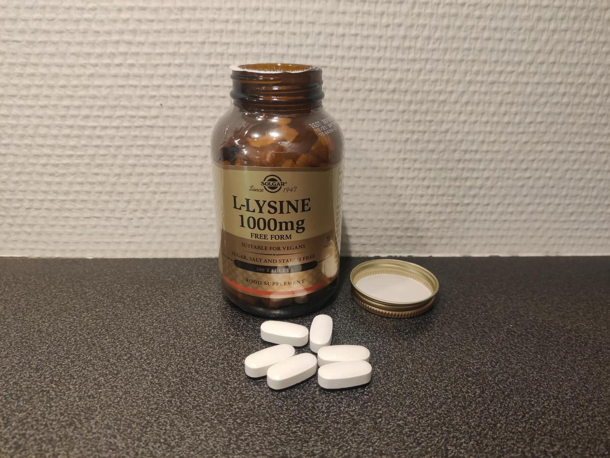 Solgar L-Lysine 1000 mg öppnad burk med tabletter på bänken, tagen av oss under testet