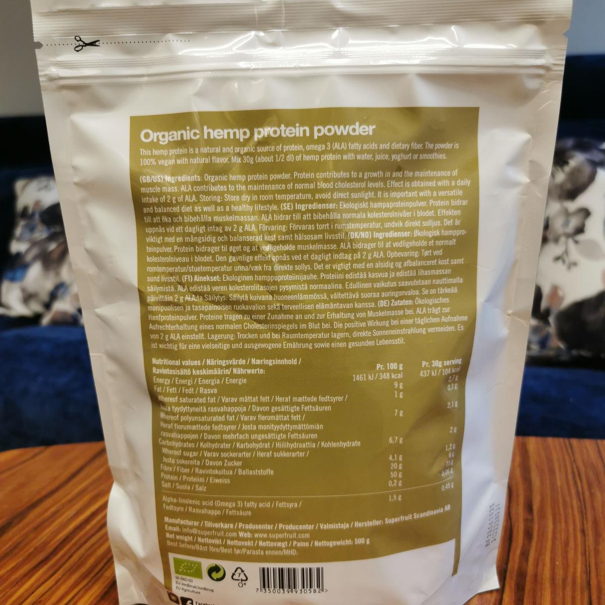 Superfruit Hampaprotein baksida med tydlig näringsinfo fotograferad av oss