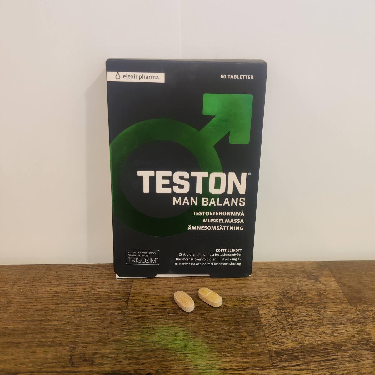 Teston Man Balans med två tabletter på träbord foto av oss