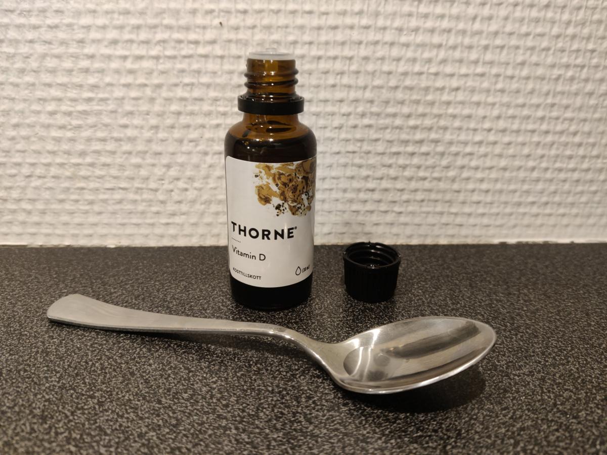 Thorne Vitamin D flytande med sked på bänken, fotad av oss