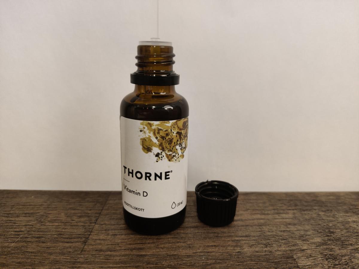Närbild av droppinsatsen på Thorne Vitamin D, taget av oss