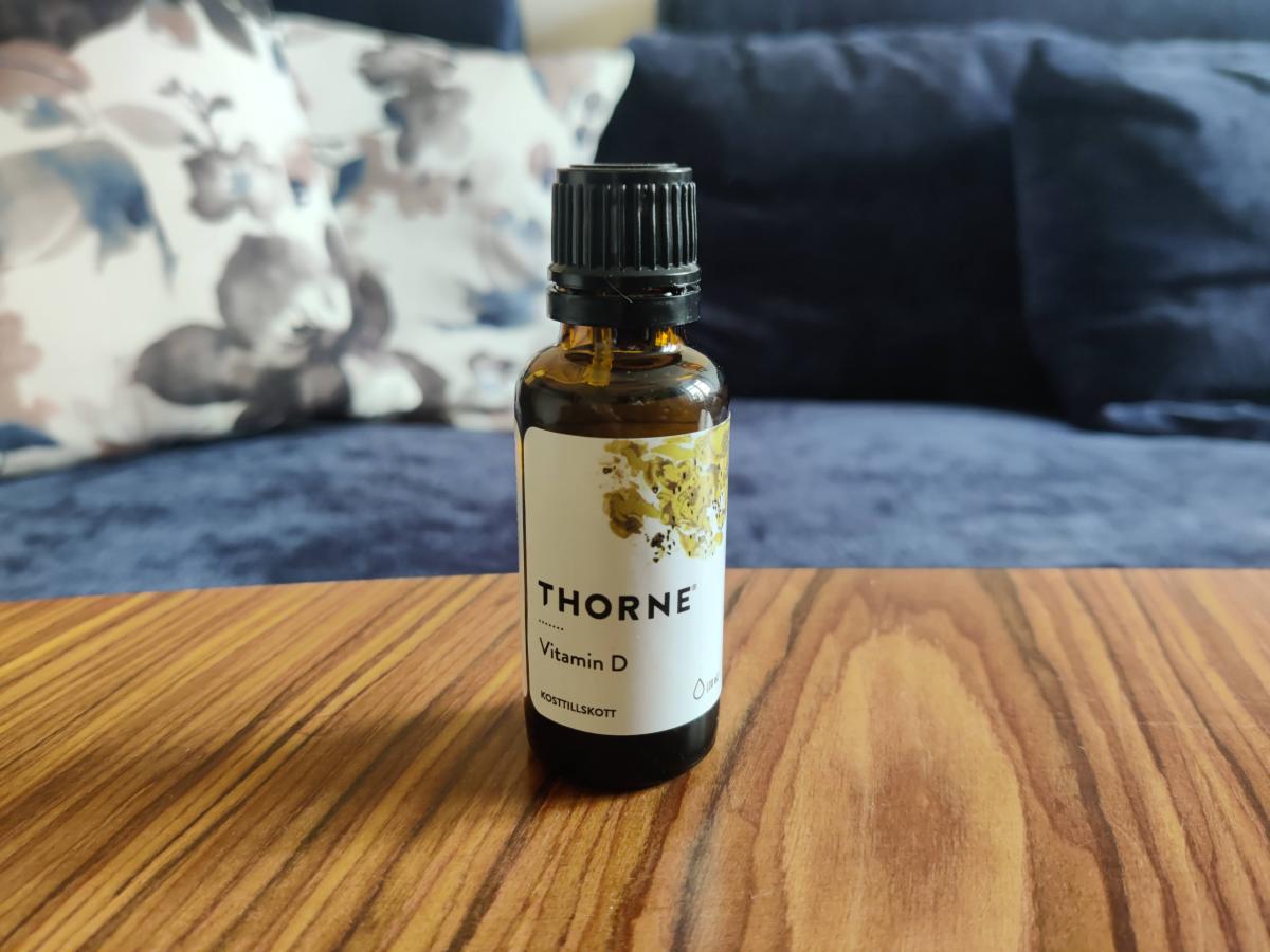 Thorne Vitamin D på soffbordet i vardagsrummet, taget av oss