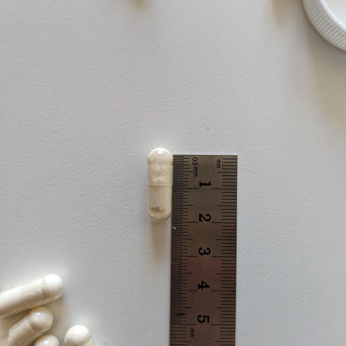 Kapsel från Thorne PharmaGABA-100 bredvid linjal cirka 2 cm, egen mätning