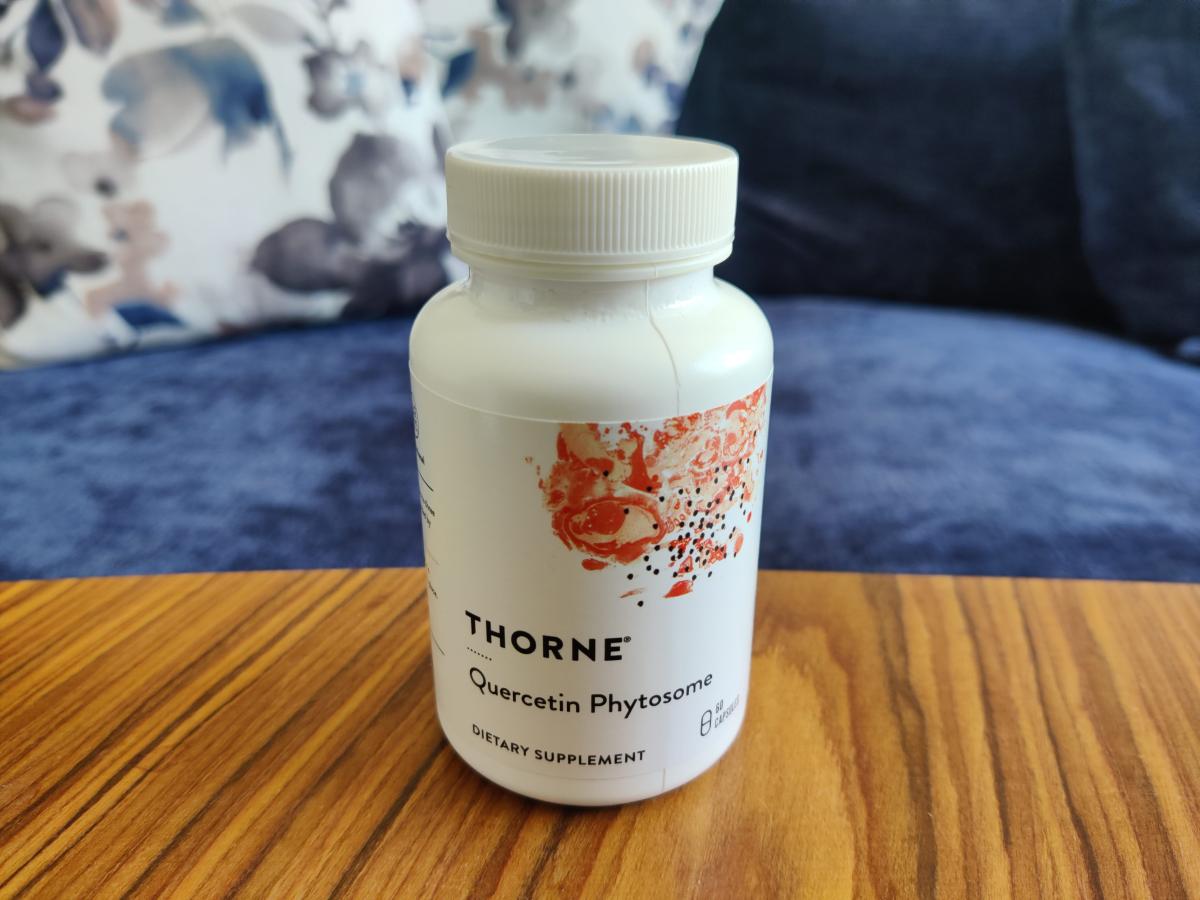 Thorne Quercetin Phytosome på soffbord i hemmamiljö, taget av oss