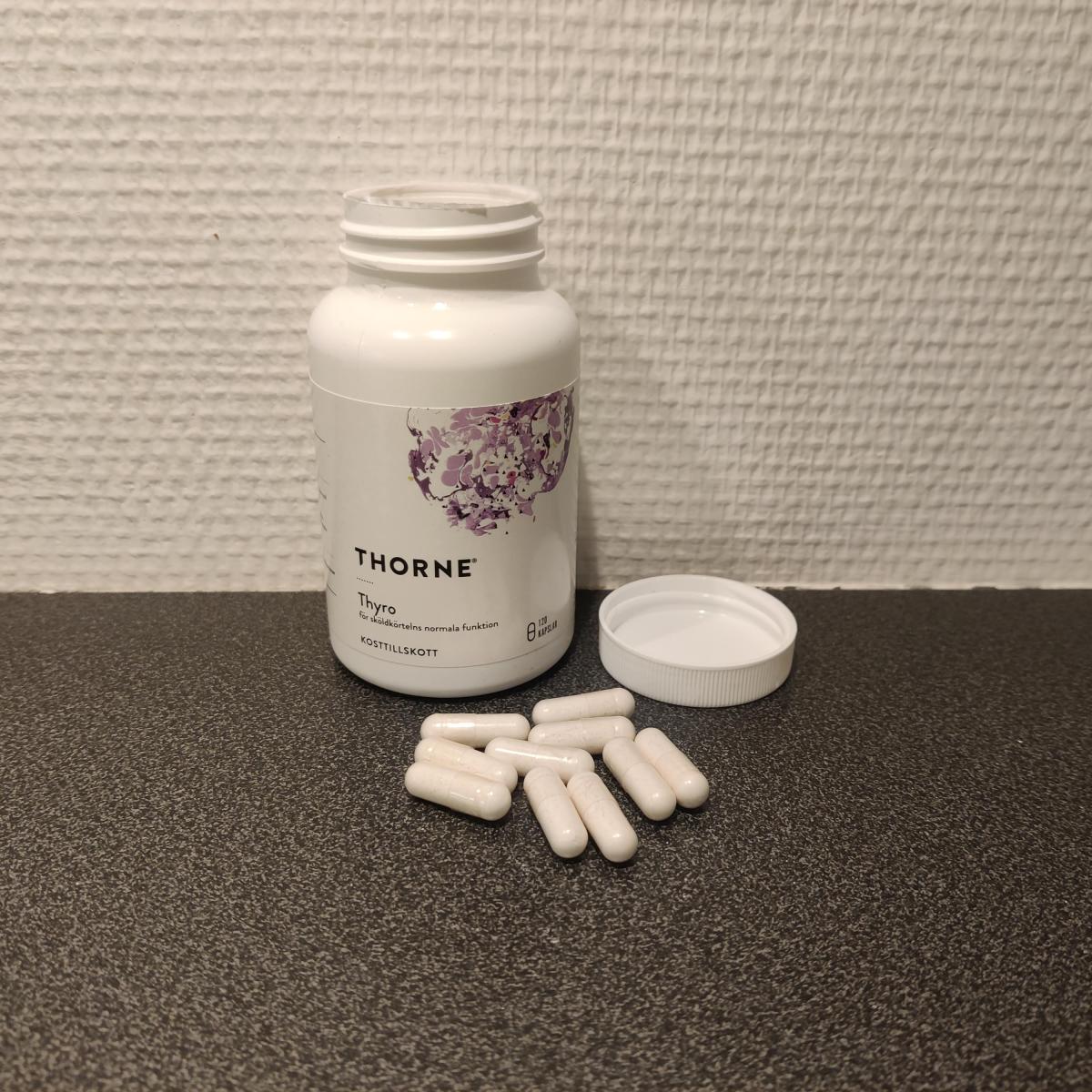 Thorne Thyrocsin på köksbänk med utspridda kapslar