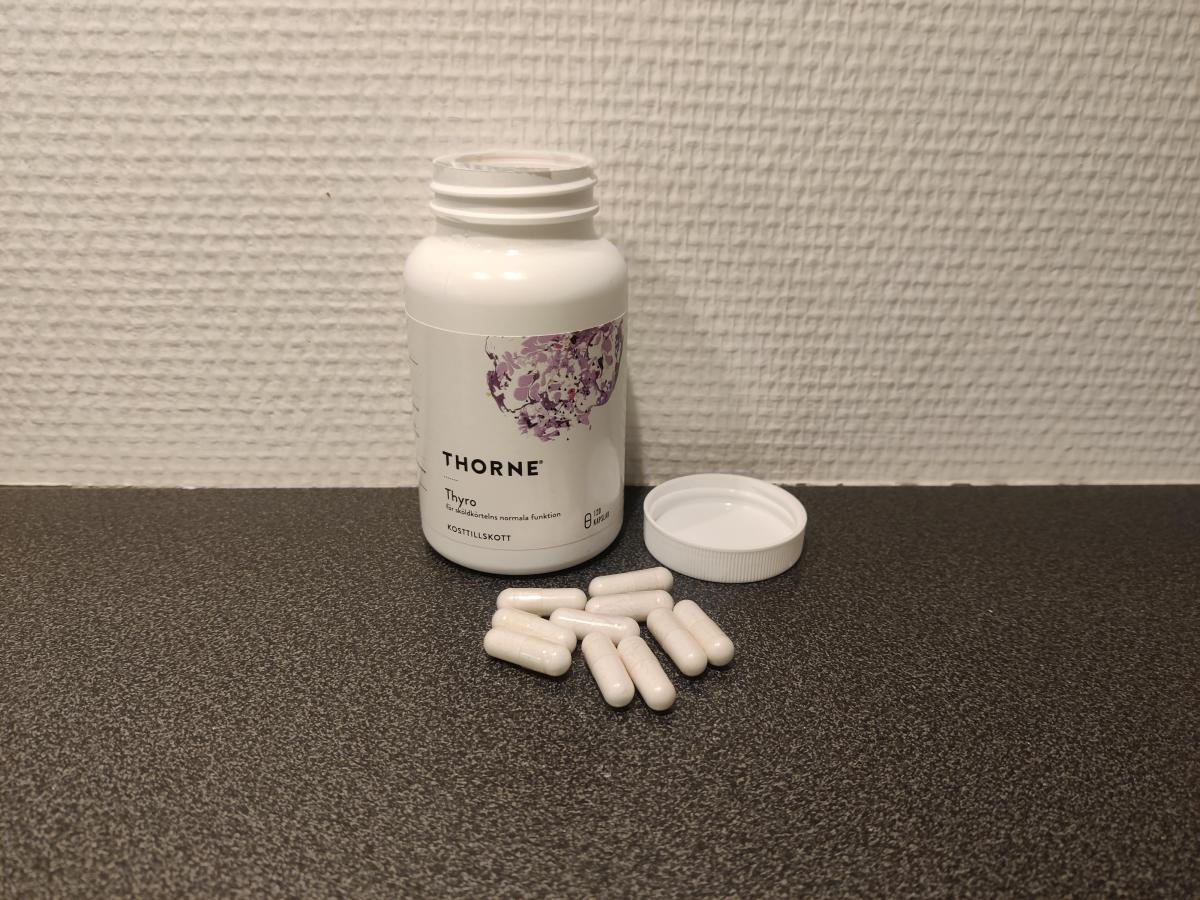 Thorne Thyrocsin på köksbänk med utspridda kapslar