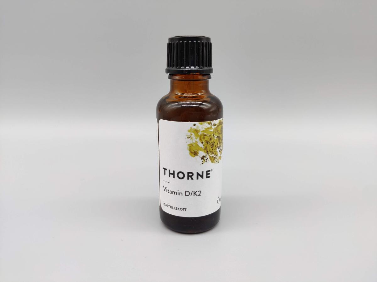 Thorne Vitamin D K2 flaska mot ljus bakgrund vårt eget produktfoto