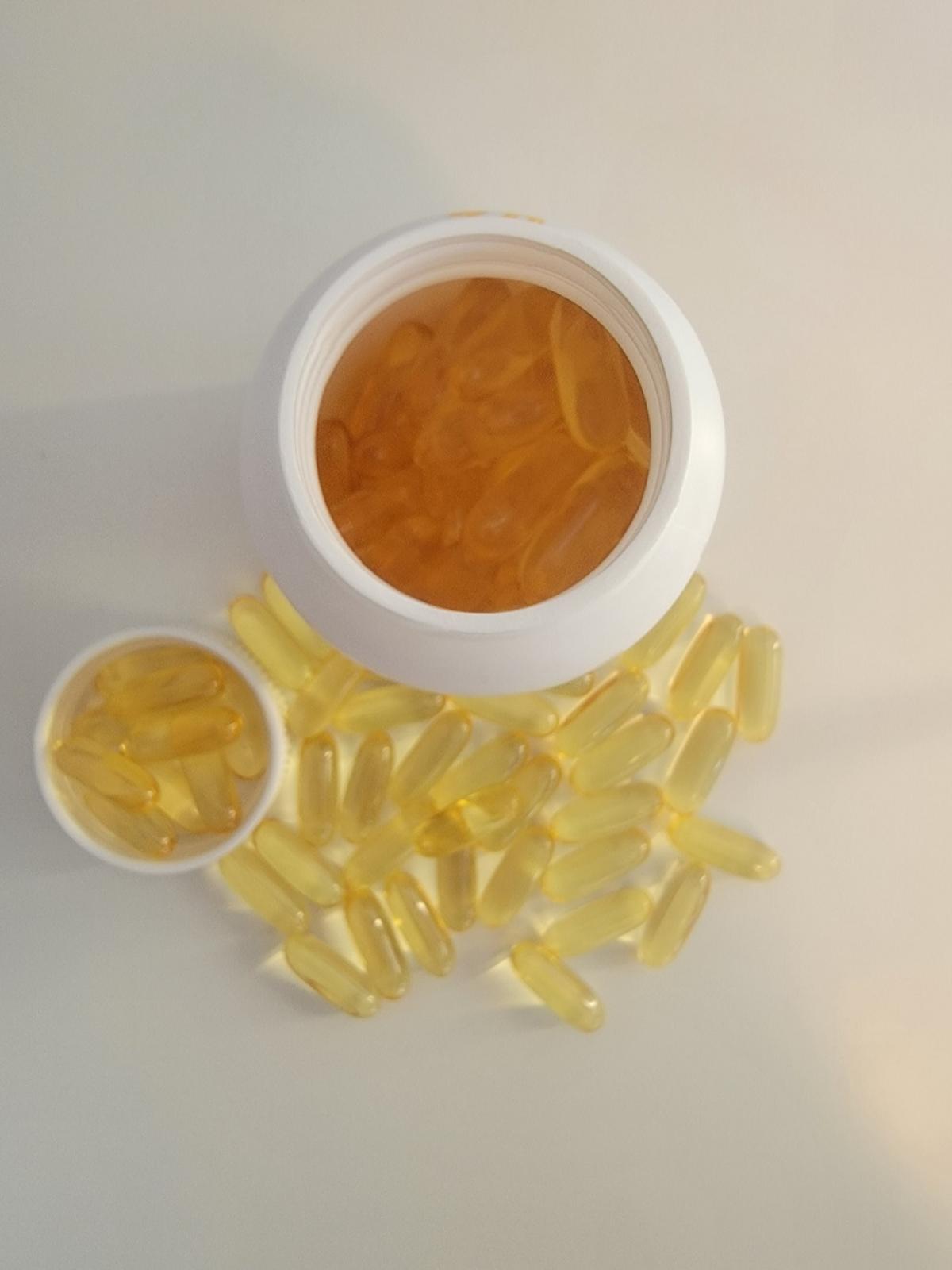 Toppvy av Healthwell Omega-3 tagna i vårt test, öppnad förpackning med klara kapslar
