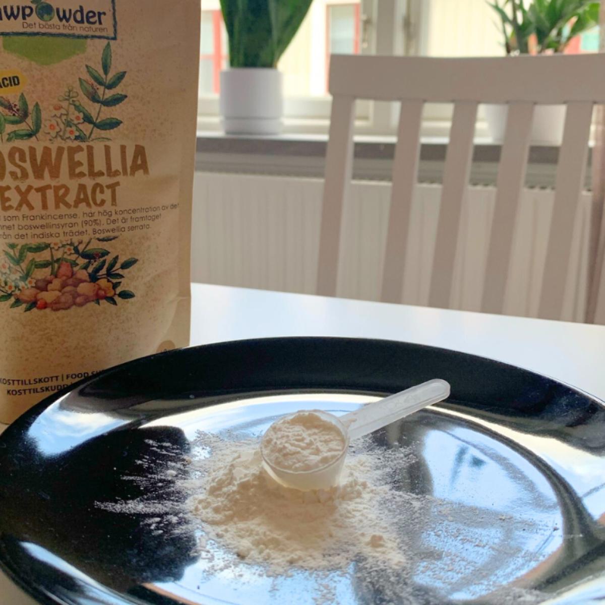 Uppmätt skopa boswelliapulver på tallrik bredvid påsen taget av oss