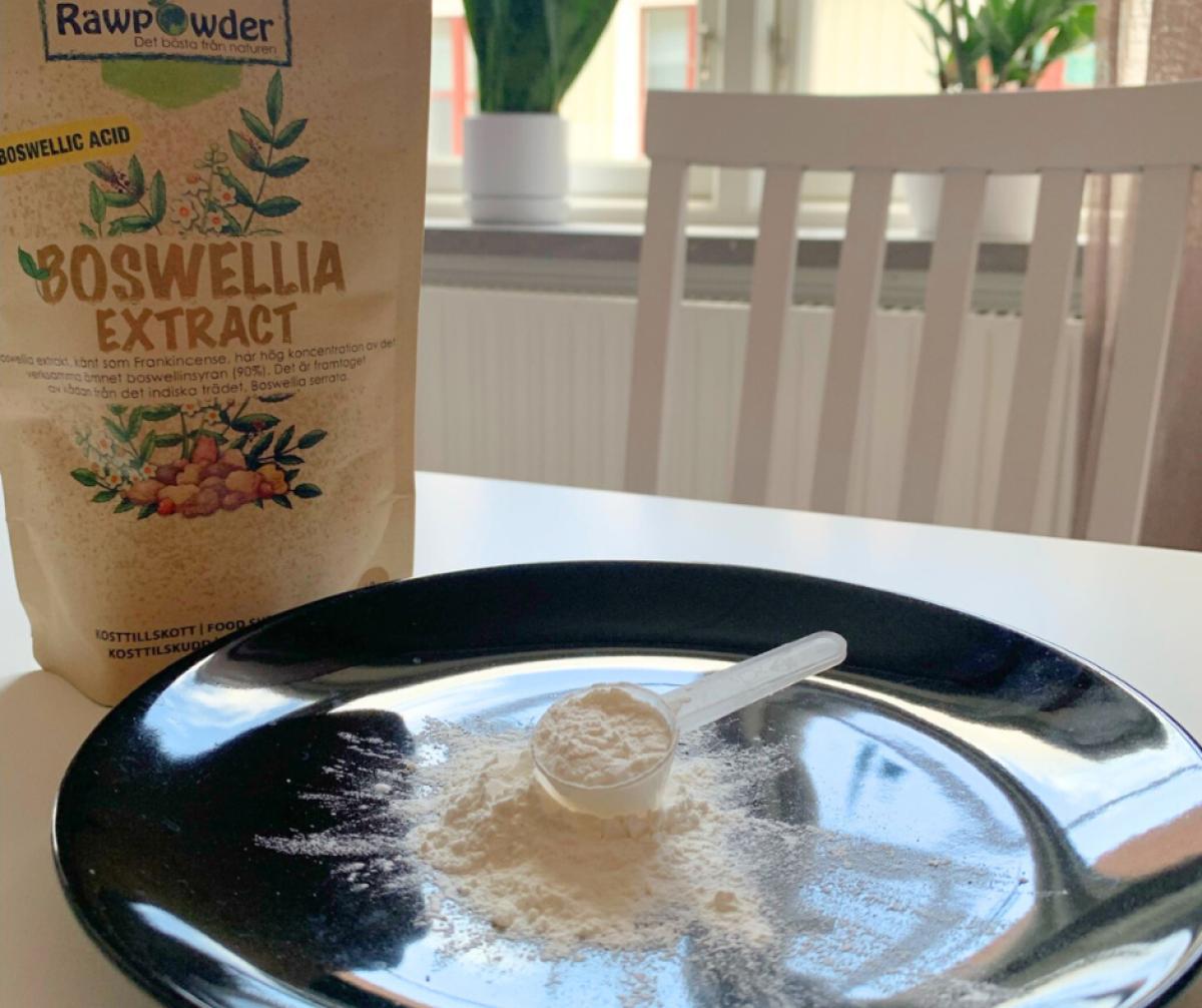 Uppmätt skopa boswelliapulver på tallrik bredvid påsen taget av oss