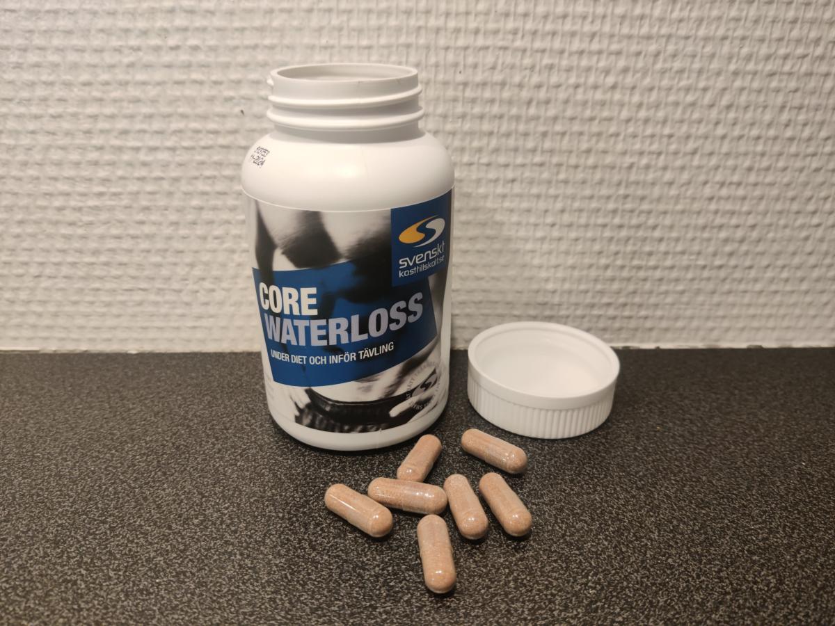 Core Waterloss burk och kapslar på bänkskiva, foto taget av oss under testet