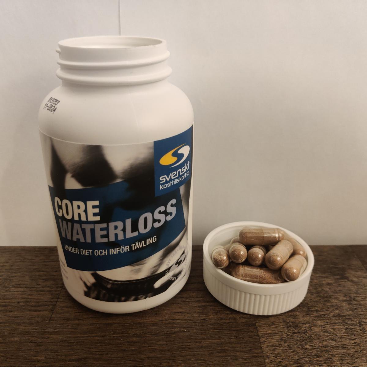 Core Waterloss med kapslar bredvid på träbord, egen bild från vår genomgång