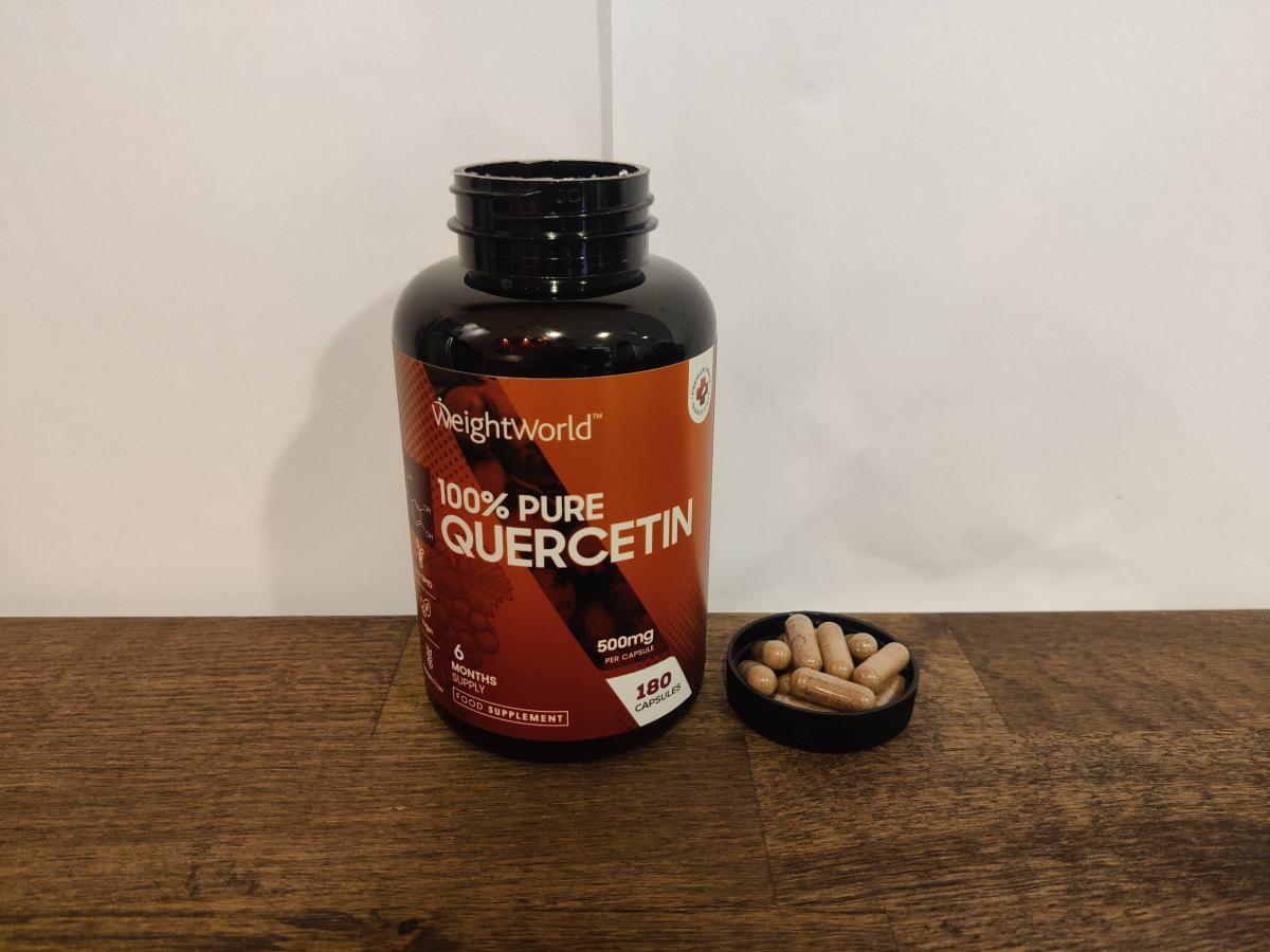 Weight World Quercetin fotograferad av oss på skrivbordet med kapslar bredvid
