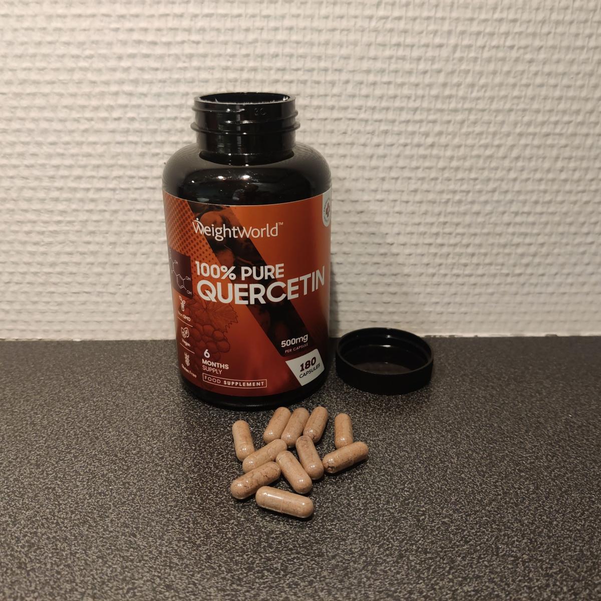 Weight World Quercetin fotograferad av oss på skrivbordet med kapslar bredvid