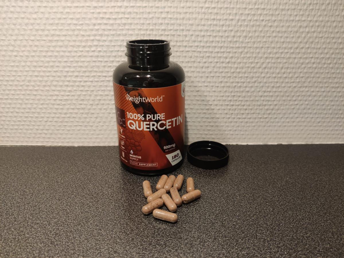 Vår egen bild av Weight World Quercetin, öppnad burk med kapslar på bänken under testet