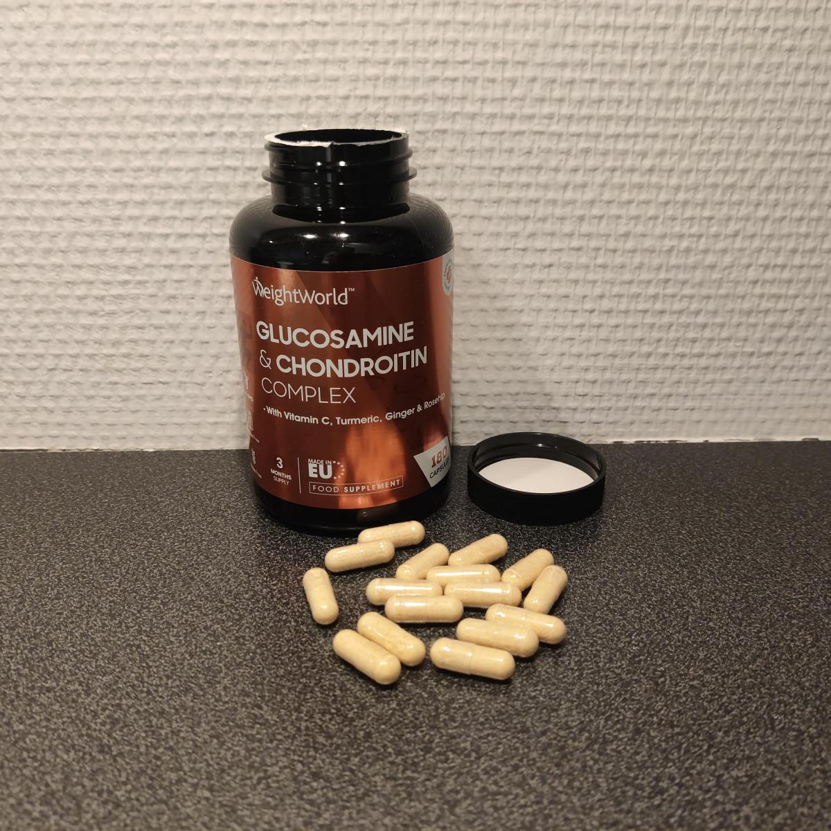 Weight World Glukosamin på träbord med framlagda kapslar, foto från vårt praktiska bruk