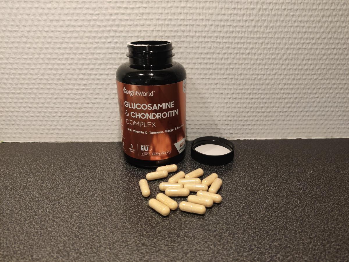 Weight World Glukosamin fotograferad av oss under testet, öppen burk och kapslar på bänkskiva