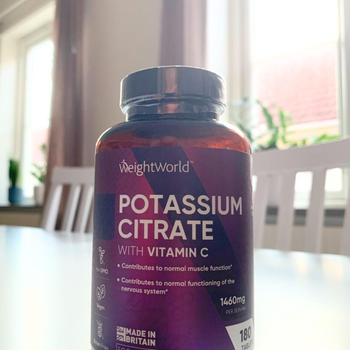 Vår bild av Weight World Kalium + C‑vitamin med tydlig märkning på köksbordet