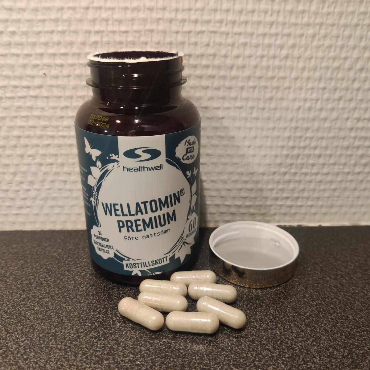 Wellatomin Premium på träbord med kapslar bredvid, foto från testet