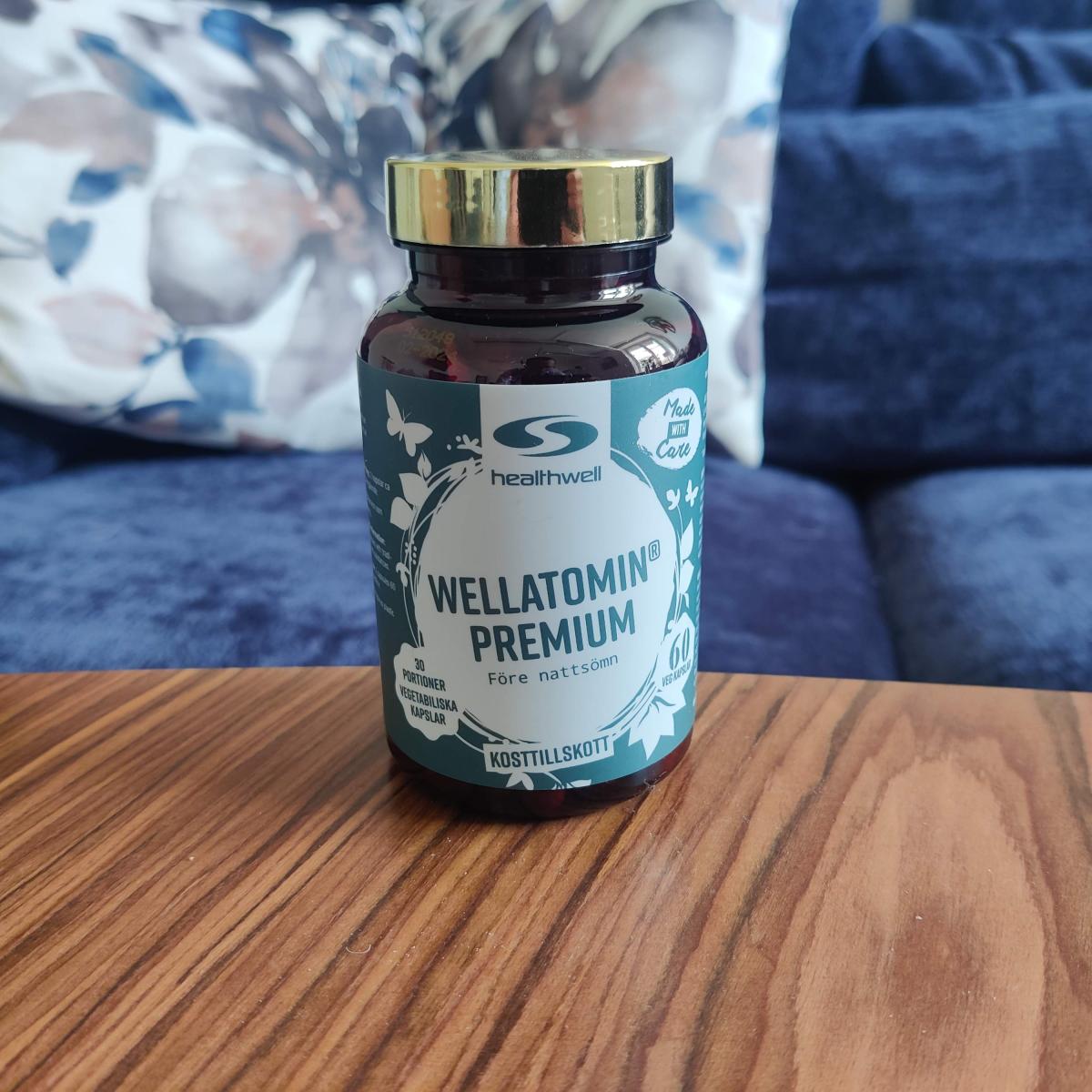 Wellatomin Premium baksida med doseringsråd 2 kapslar cirka 60 min före sänggående