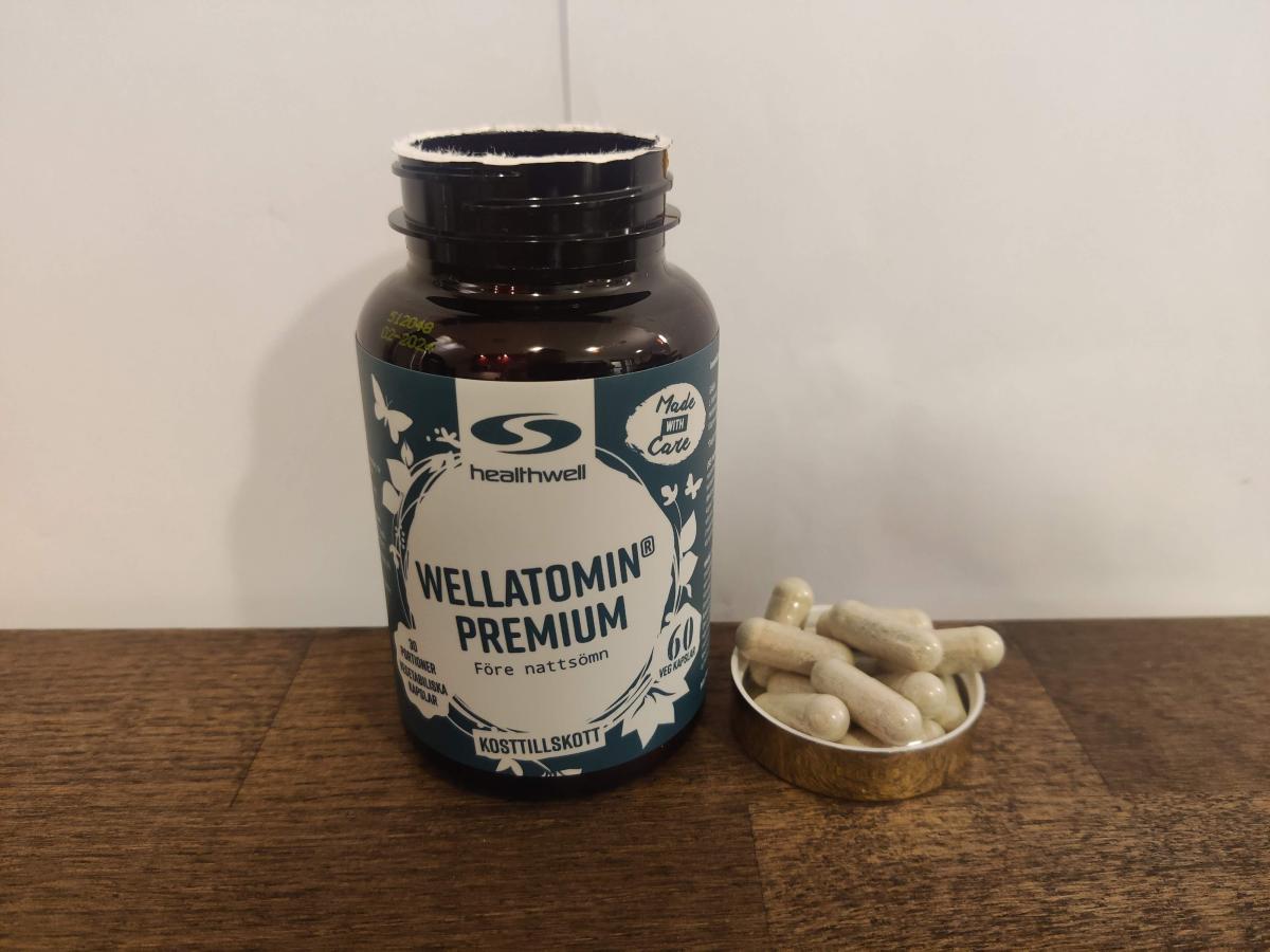 Wellatomin Premium på träbord med kapslar bredvid, foto från testet