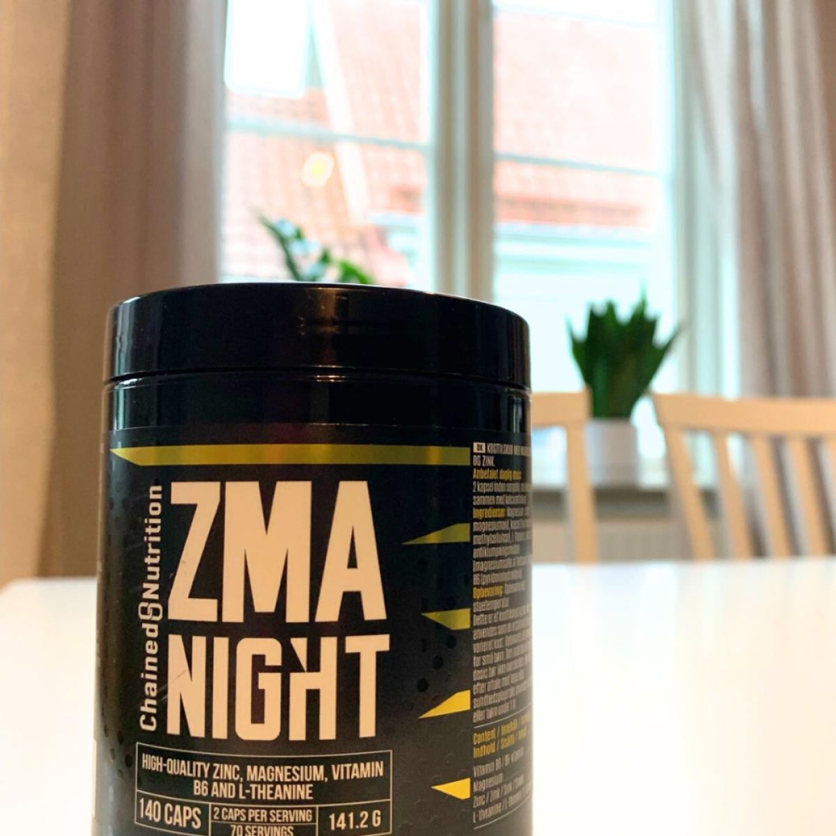 Chained Nutrition ZMA Night på köksbord i mjukt kvällsljus, fotograferad av oss under testet