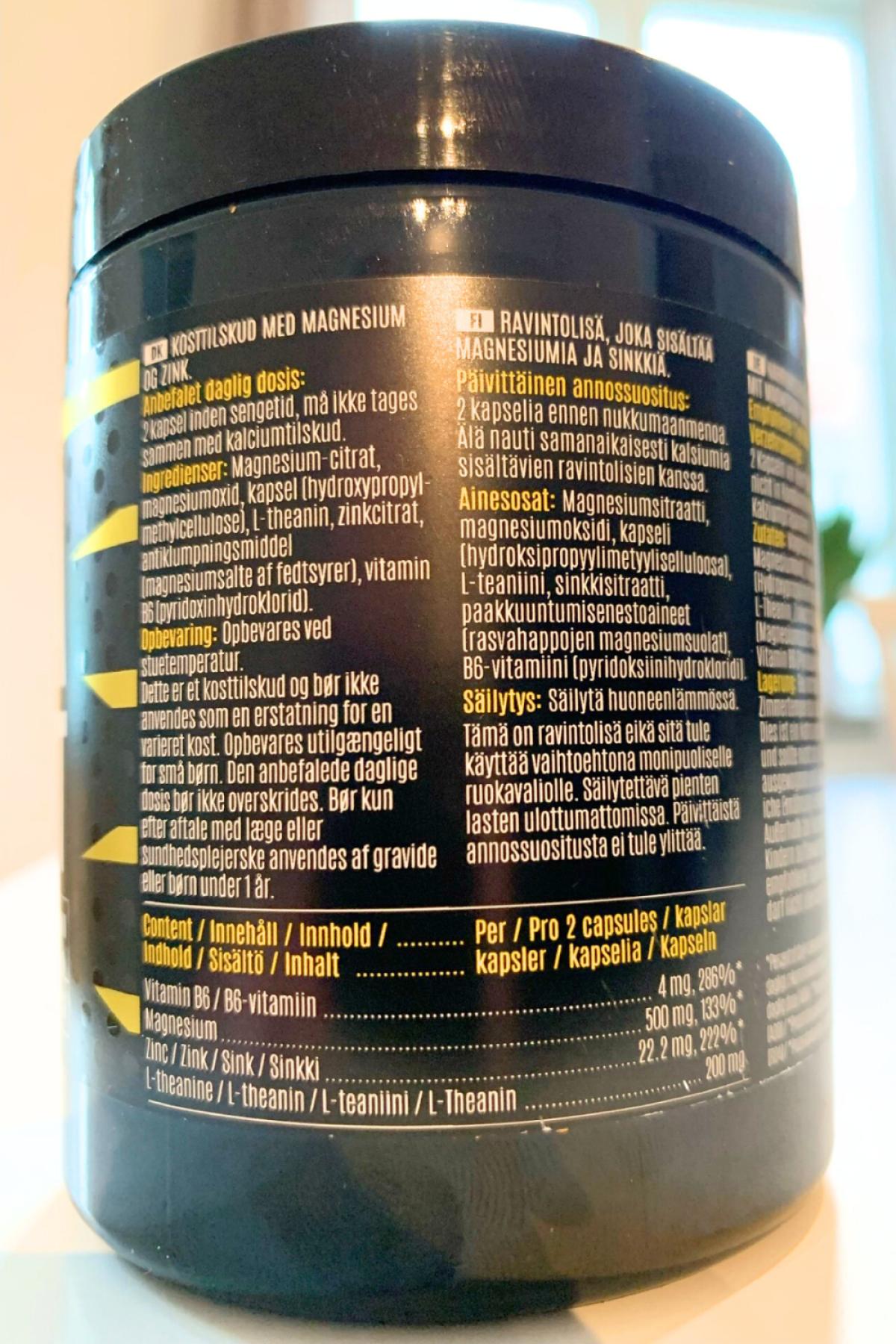 Närbild på etiketten med innehåll och dosering för ZMA Night med L-teanin, magnesium, zink och B6
