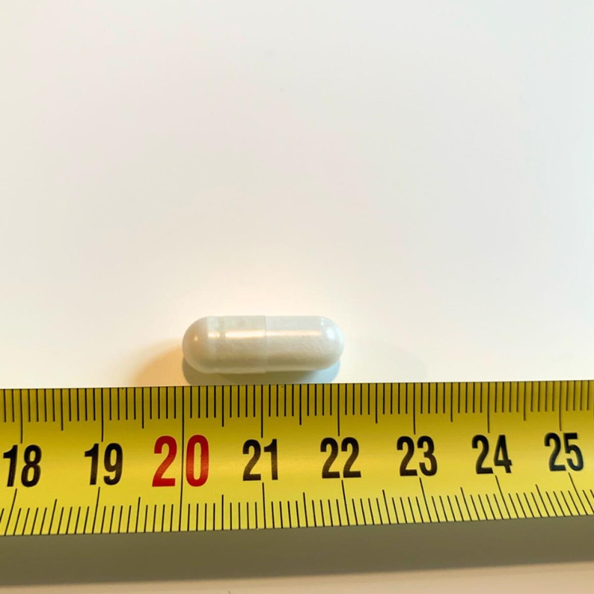 En kapsel från ZMA Night bredvid måttband, cirka 20 mm lång