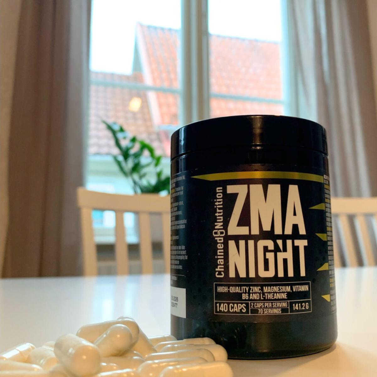 Vita kapslar framme på bordet bredvid ZMA Night-burken