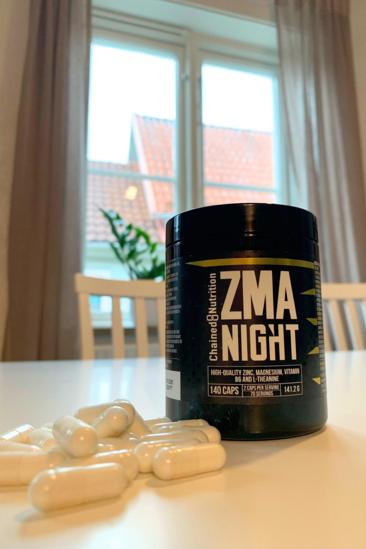 Vita kapslar framme på bordet bredvid ZMA Night-burken